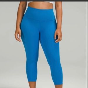 Like new Lululemon Wonder Train leggings in Poolside